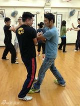 组图：谢霆锋醉心武术苦练咏春秀肌肉