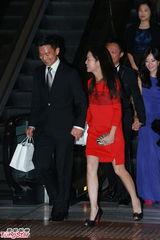 组图：晶刚压轴婚礼收官 宾客拎着回礼相继离场