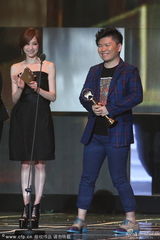 组图：常石磊获最佳编曲人奖 开心比剪刀手