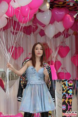 组图：萧亚轩彩色豹纹装甜美 懒理占卜分手说