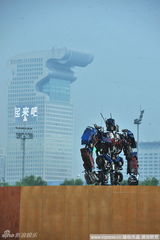 幻灯图：废料搭建近10米高变形金刚现身鸟巢 