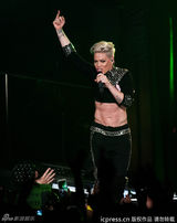 组图：Pink与舞群玩群P重口味 高空倒吊似杂技