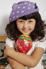 组图：张子枫圣诞童趣写真 可爱无邪温暖人心