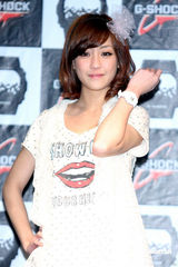 幻灯：美女冯媛甄为名表代言 直言酷爱户外运动