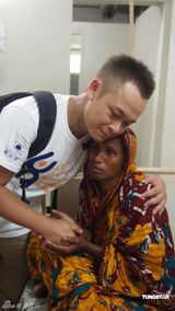 组图：梁祖尧探访孟加拉国 为失明儿童送温暖