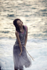 高清图：童瑶首推森林系写真 演绎异域自然风