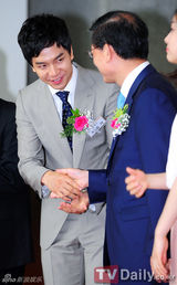 组图：李胜基金妍儿盛装出席就业博览会开幕式