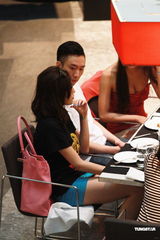 曲赤携嫩模许颖及师妹郭婉霞一同喝下午茶,享