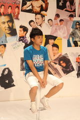 高清组图：快男总决赛第二场VCR 选手讲述成长故事