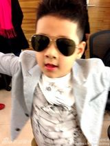 组图：石头戴墨镜跳街舞 酷帅有型获封小男神