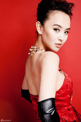 组图：小王晶红裙写真 一颦一笑灵动优雅