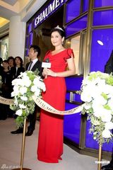 高清图：钟楚红为珠宝店剪彩 着红色礼服变公主