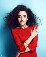 组图：佟丽娅封面大片摩登复古 演绎百变丽人