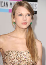 高清组图：泰勒-斯威夫特性感抹胸亮片礼服亮相