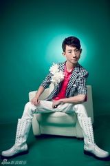 组图：《快男》海选“奇葩男”写真风格多样