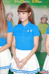 组图：Crayon Pop戴头盔现身握手会 大跳热舞