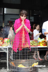 幻灯图：林志玲助阵模特公司开工 泳装环节趣味十足