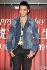 组图：邱黎宽庆生黄晓明送香吻