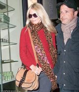 组图：超模克劳迪娅红装出街 紧贴老公秀恩爱