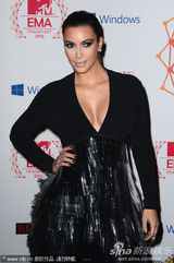 组图：金-卡戴珊深V裙摆拖地性感亮相红毯