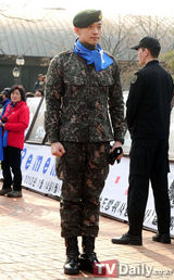 组图：韩星Rain与李俊赫积极参加爱国步行大会