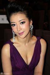 高清图：陈紫函出席国际美妆大奖 秀手臂梅花纹身