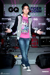 组图：柯有纶为服装助阵演出 透露新专辑12月发行