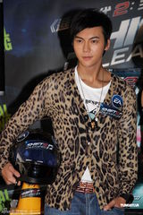 组图：陈伟霆出席游戏发布会 美女相伴目不斜视