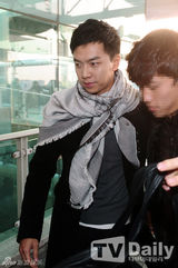 组图：李宝英李升基等赴港 韩彩英御姐范儿