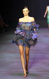 幻灯图集：布鲁姆女友米兰达性感新装秀