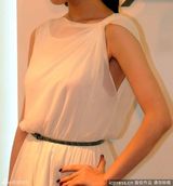 组图：倪妮白裙代言气质优雅宛若女神