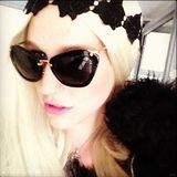 组图：钱妞全裸素颜刷牙搞怪 自拍秀烈焰红唇