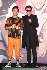 组图：杜德伟罗志祥相见欢 台上搞笑玩互亲