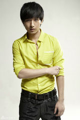 组图：成毅时尚大片曝光 玩酷绅士机车混搭风