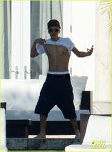 组图：比伯裸上身秀八块腹肌 穿低腰裤下体微凸