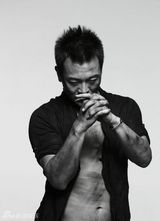 组图：吴樾黑白写真 怒放男儿本色