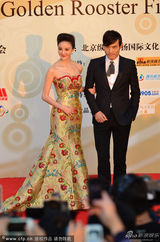 组图：刘雨欣抹胸曳地长裙挽耿乐现身