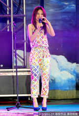 组图：田馥甄清凉开唱戏海豚 被溅水惨湿身