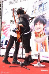 组图：张芸京签书会妹妹助阵 想拉其进演艺圈