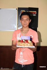 组图：候选港男与庄思敏等打排球 衣着保守不秀身材