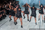 组图：巴黎时装周“女汉子”走秀颠覆T台