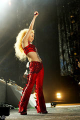 高清组图：张靓颖成都开唱艳光四射