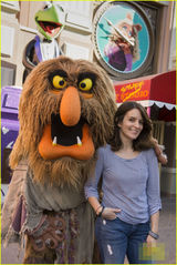 组图：凯蒂-赫尔姆斯迪士尼游玩 童心大发