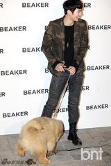 组图：尹胜雅任瑟雍携爱犬出席宠物店开业庆典