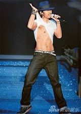 组图：吴建豪新造型半裸被绑 肌肉勃发玩SM