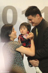 高清组图：姚明正式宣布退役 妻女现身留影纪念