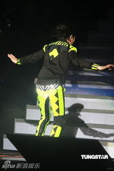 组图：萧敬腾唱《black or white》 向杰克逊致敬