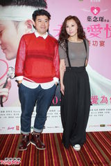 组图：《天生爱情狂》庆功 刘心悠抱BB母爱洋溢