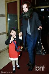 组图：崔智友牵“女儿”现身《保姆》收官活动