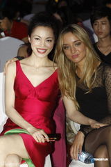 组图：《巴黎宝贝》宣传邓超缺席 同性情侣拥吻